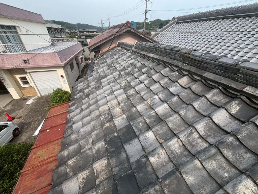 汚れが広がる瓦屋根